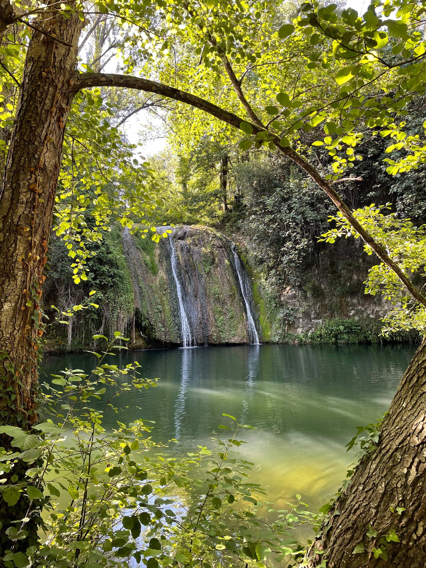 🔒COMPLETO 🌊 Los 4 gorgs secretos de la Garrotxa 🧚🏼 + Fiestas de Gracia 🎉 Fácil 11 km💪 ➸ 📅 Jueves, 15.08.24 💰39€