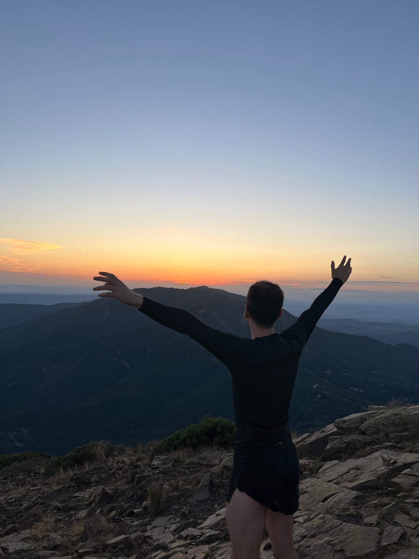 🔒COMPLETO 🌙 Noche fugaz en Pirineos 🏔️ Entre montañas, lagos y estrellas ⭐️ Intermedio 14km 💪 ➸ 📅 Sábado, 20.07.24 - Domingo, 21.07.24 💰40€-60€